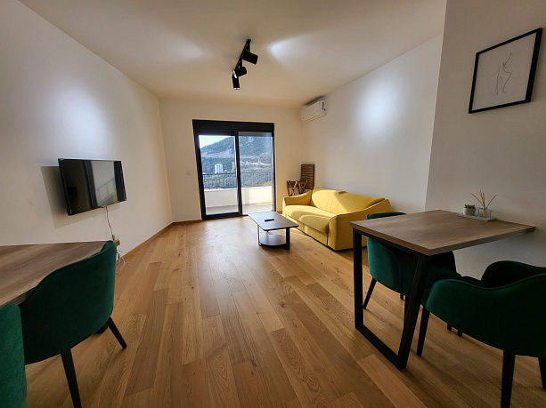 Yeni bir binada deniz manzaralı ve garaj alanına sahip, mobilyalı tek yatak odalı daire